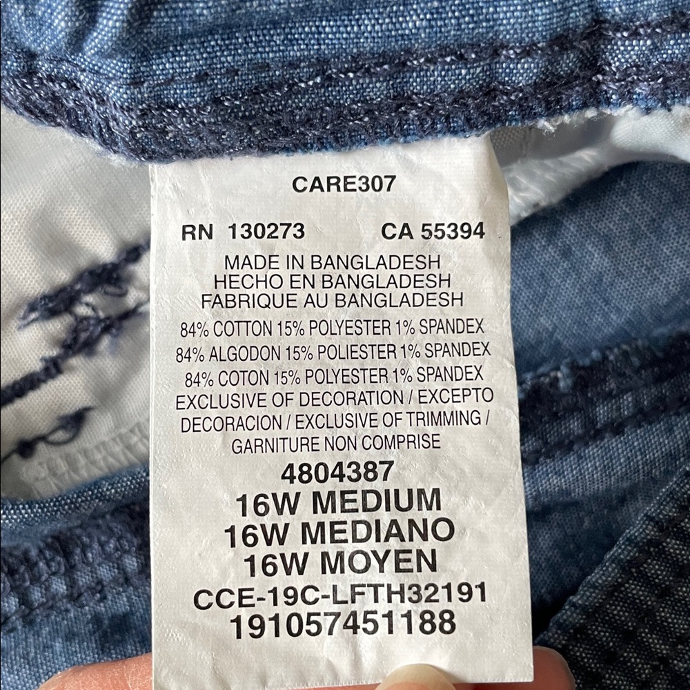 LEE Women’s Relaxed Fit SHIMMER Mid Rise Flex FLEX-To-Go Chambray Capri Pants 16 - Picture 10 of 13